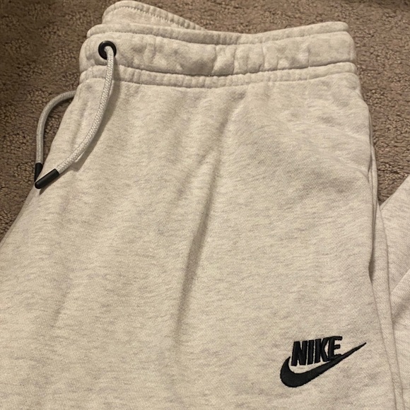 Nike Women’s Light Heathered Gray Joggers size M - Picture 2 of 4